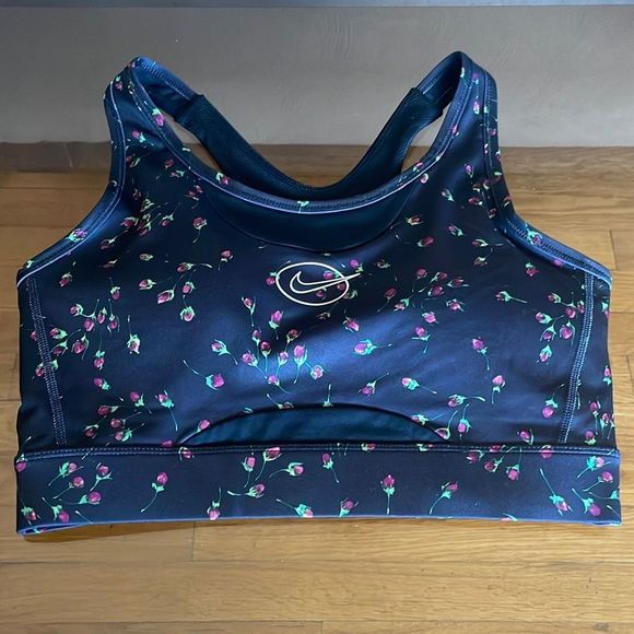 Women's Nike Sports Bra Size Medium NWT - Picture 1 of 6
